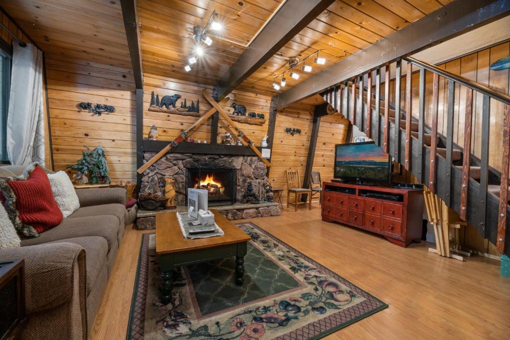 a living room with a fireplace and a tv at Comfy Cubby - Cozy mountain home in a great location near Bear Mountain Ski Resort in Big Bear Lake