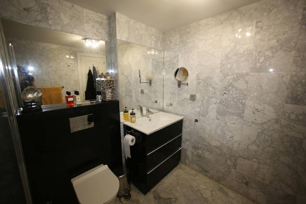 Koupelna v ubytování Stylish, Spacious apartment with sea view