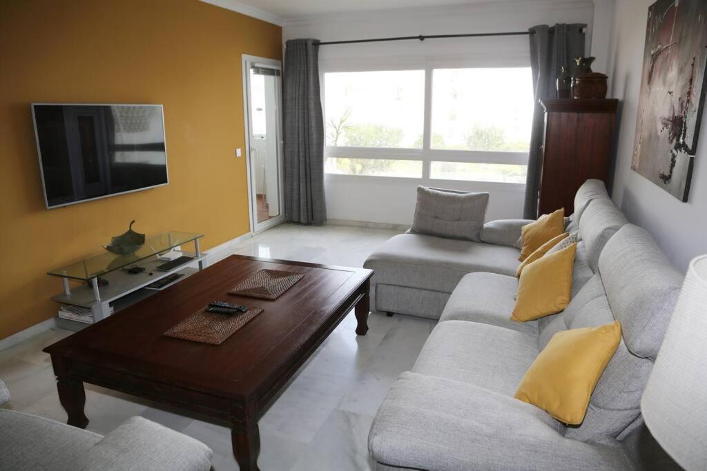 TV a/nebo společenská místnost v ubytování Stylish, Spacious apartment with sea view