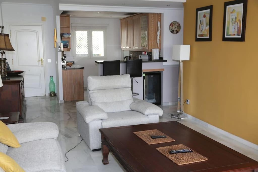 Posezení v ubytování Stylish, Spacious apartment with sea view