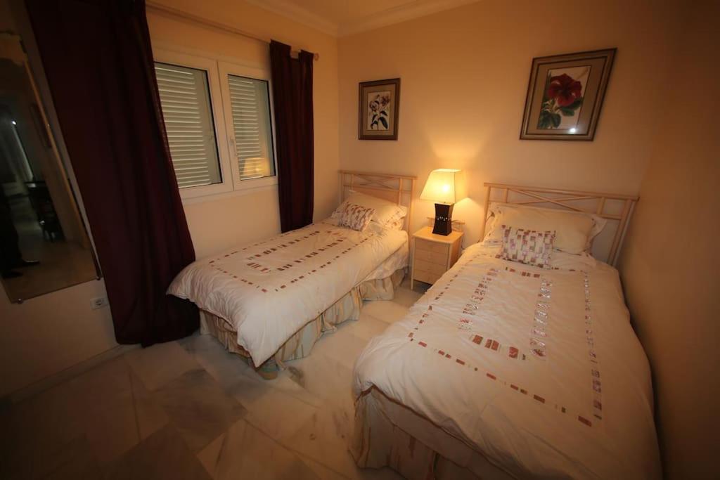 Postel nebo postele na pokoji v ubytování Stylish, Spacious apartment with sea view