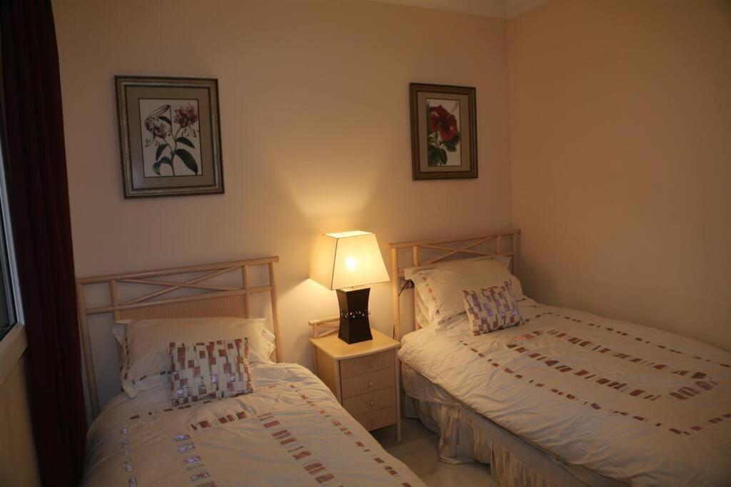 Postel nebo postele na pokoji v ubytování Stylish, Spacious apartment with sea view