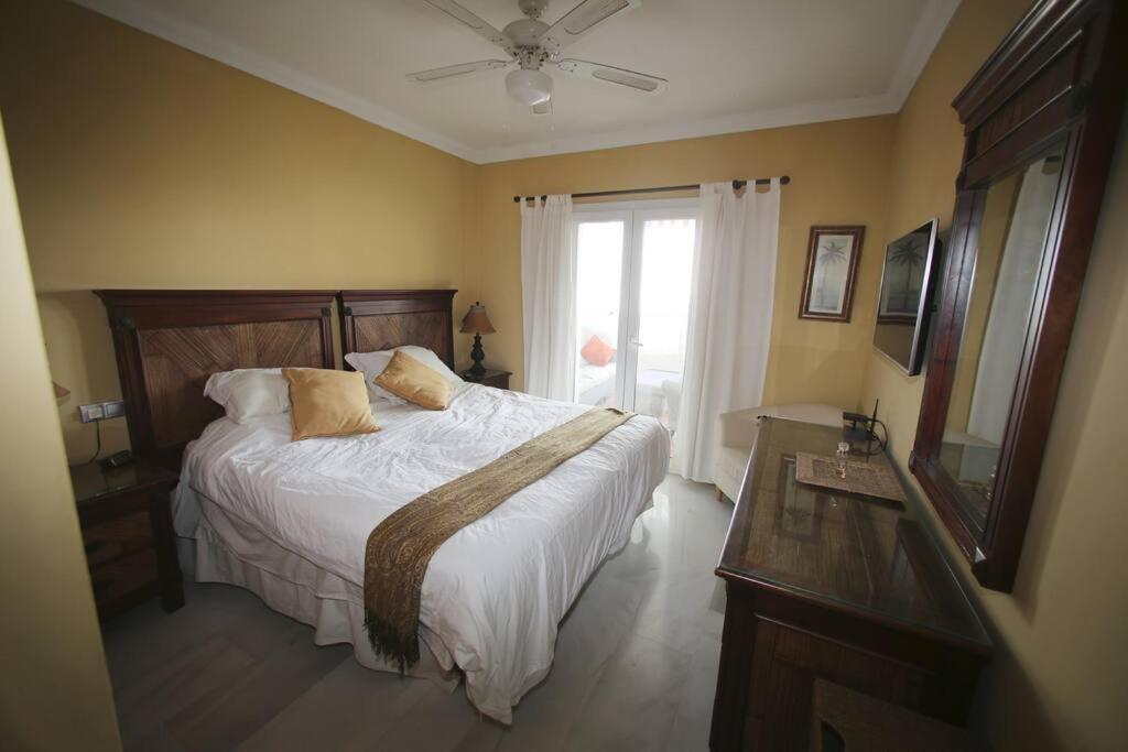 Postel nebo postele na pokoji v ubytování Stylish, Spacious apartment with sea view