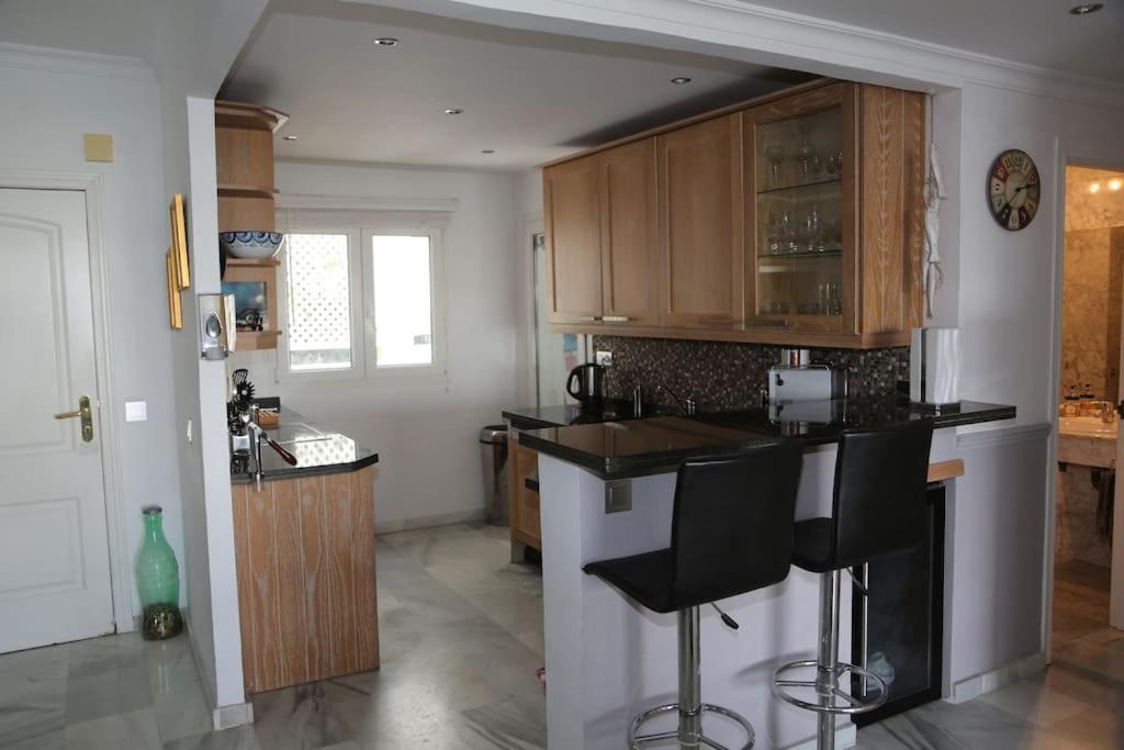 Kuchyň nebo kuchyňský kout v ubytování Stylish, Spacious apartment with sea view