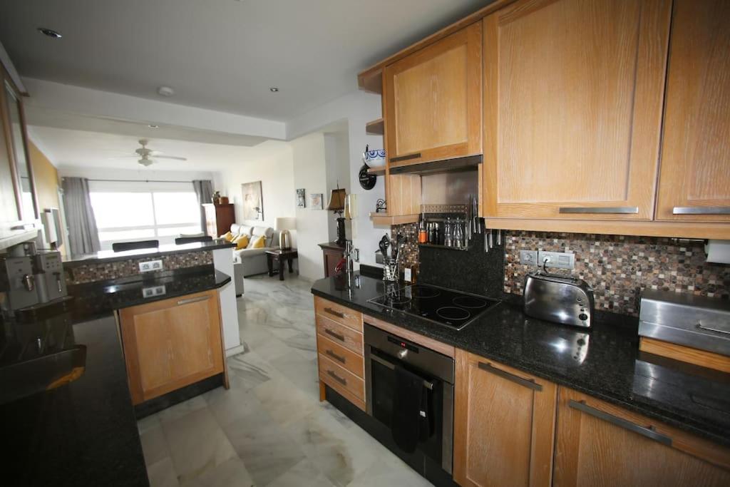 Kuchyň nebo kuchyňský kout v ubytování Stylish, Spacious apartment with sea view