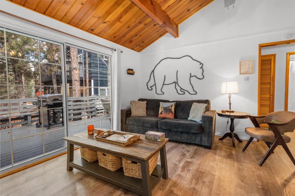 Ruang duduk di Dark Pine Retreat - Excellent setting compliments this charming Big Bear cabin!