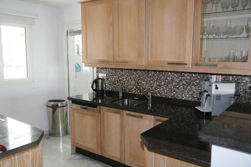 Kuchyň nebo kuchyňský kout v ubytování Stylish, Spacious apartment with sea view