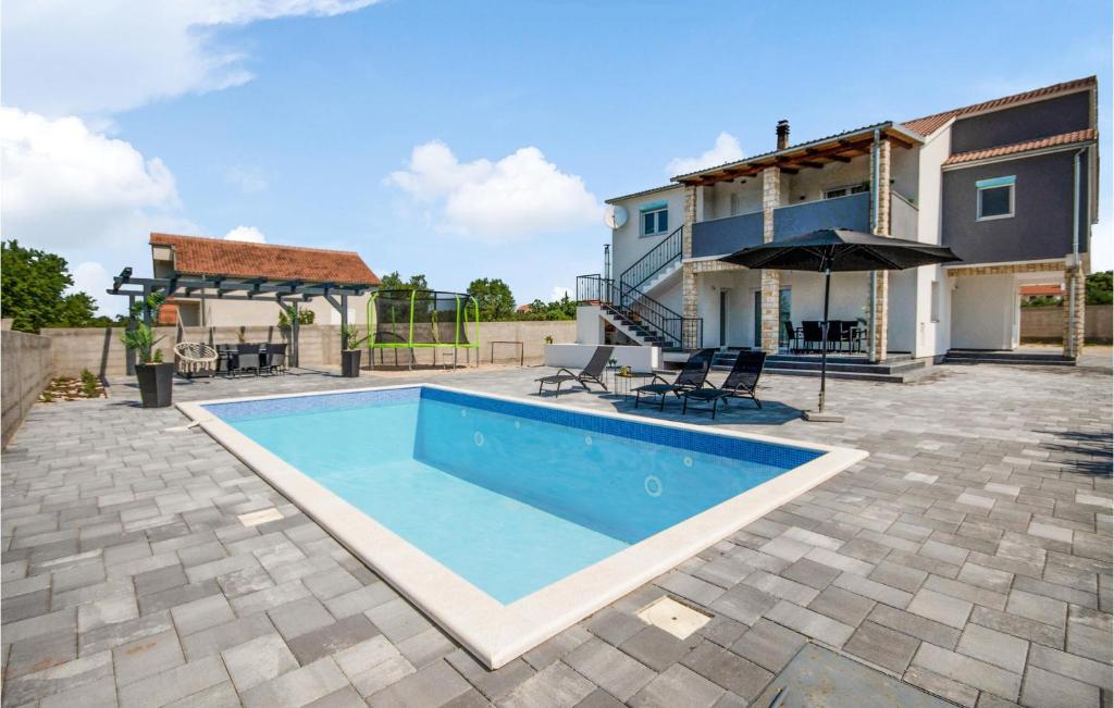 Πισίνα στο ή κοντά στο Amazing Home In Tinj With Kitchen