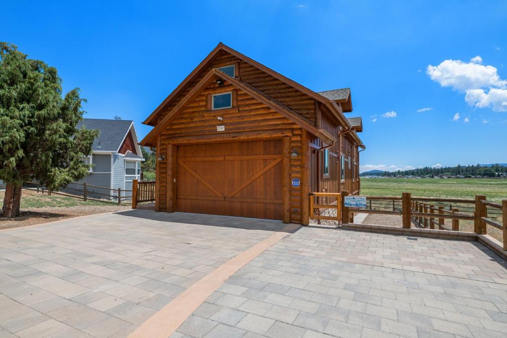 Coyote Flat Luxury Log Cabin with jet tubs and more!, Big Bear City