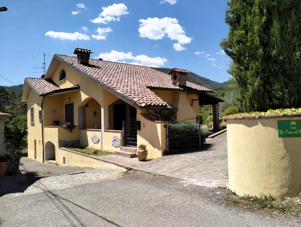 Mulazzo的住宿－la casa nel bosco，一个小房子,有门和车道