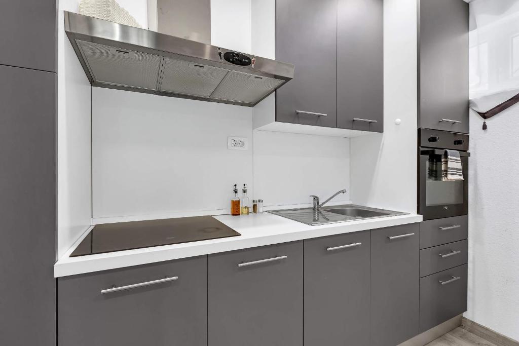 Kuchyňa alebo kuchynka v ubytovaní Sunny Garden Apartments Ana
