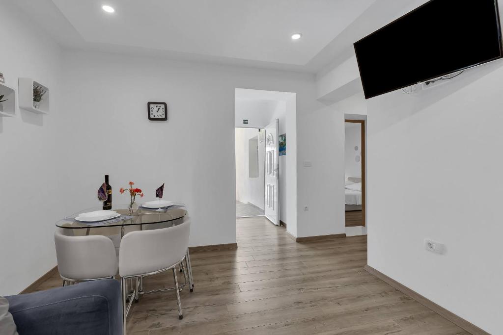 Televízia a/alebo spoločenská miestnosť v ubytovaní Sunny Garden Apartments Ana
