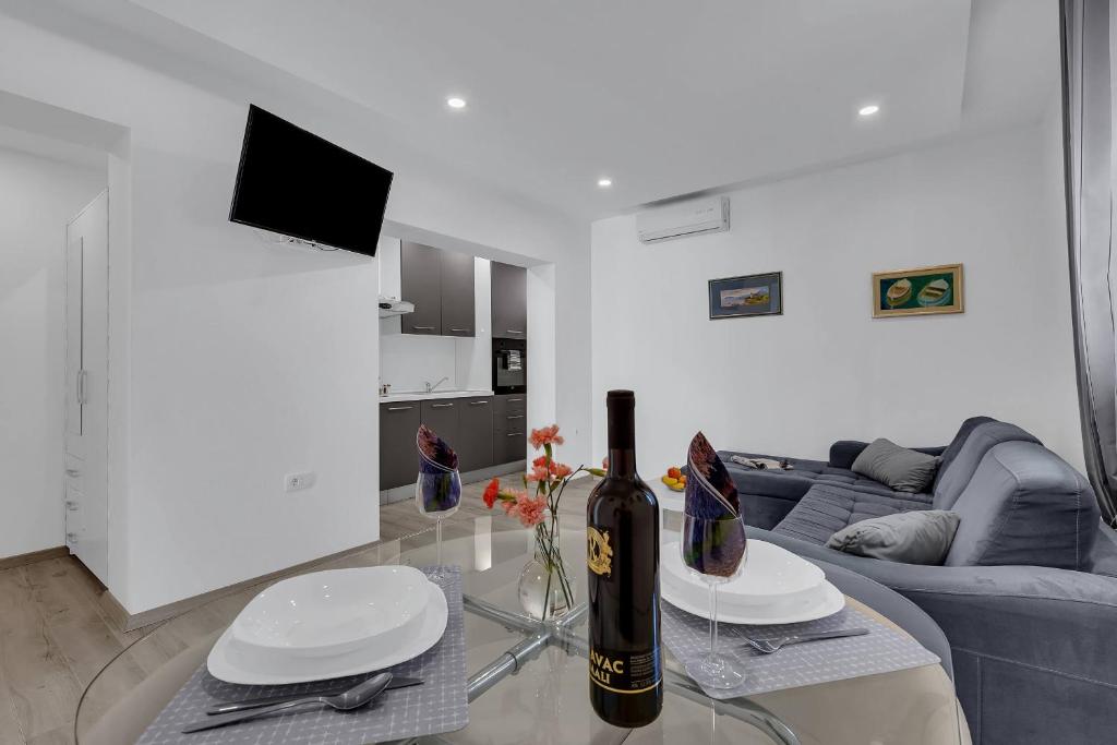 Televízia a/alebo spoločenská miestnosť v ubytovaní Sunny Garden Apartments Ana