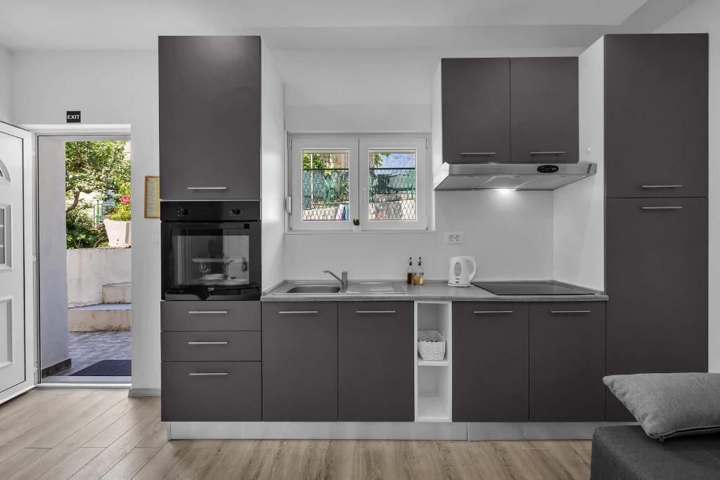 Kuchyňa alebo kuchynka v ubytovaní Sunny Garden Apartments Ana