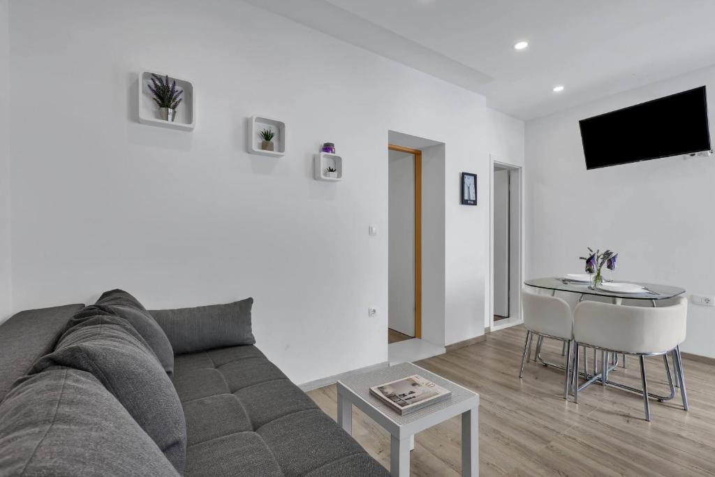 Televízia a/alebo spoločenská miestnosť v ubytovaní Sunny Garden Apartments Ana