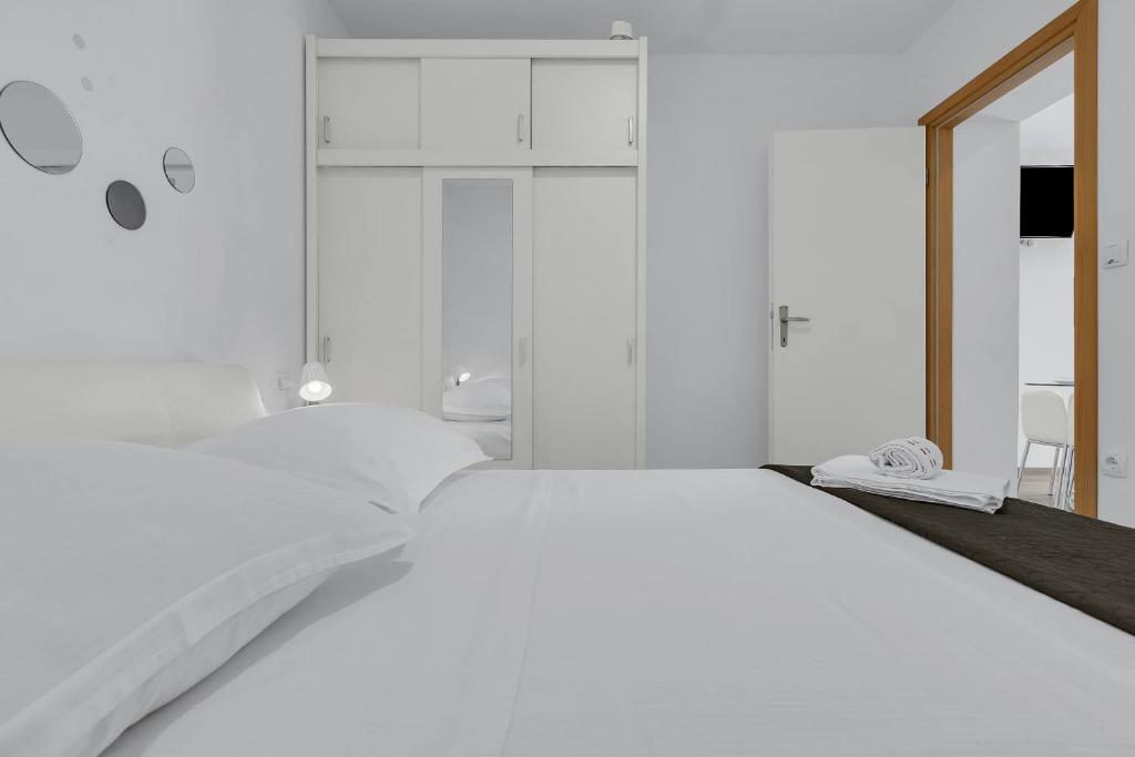 Posteľ alebo postele v izbe v ubytovaní Sunny Garden Apartments Ana