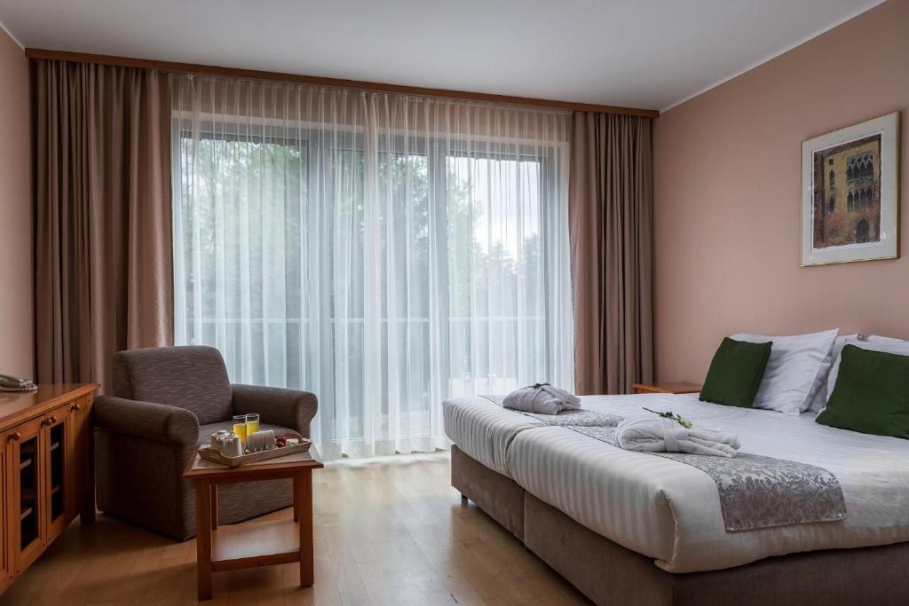 Postel nebo postele na pokoji v ubytování Grand Hotel BELLEVUE
