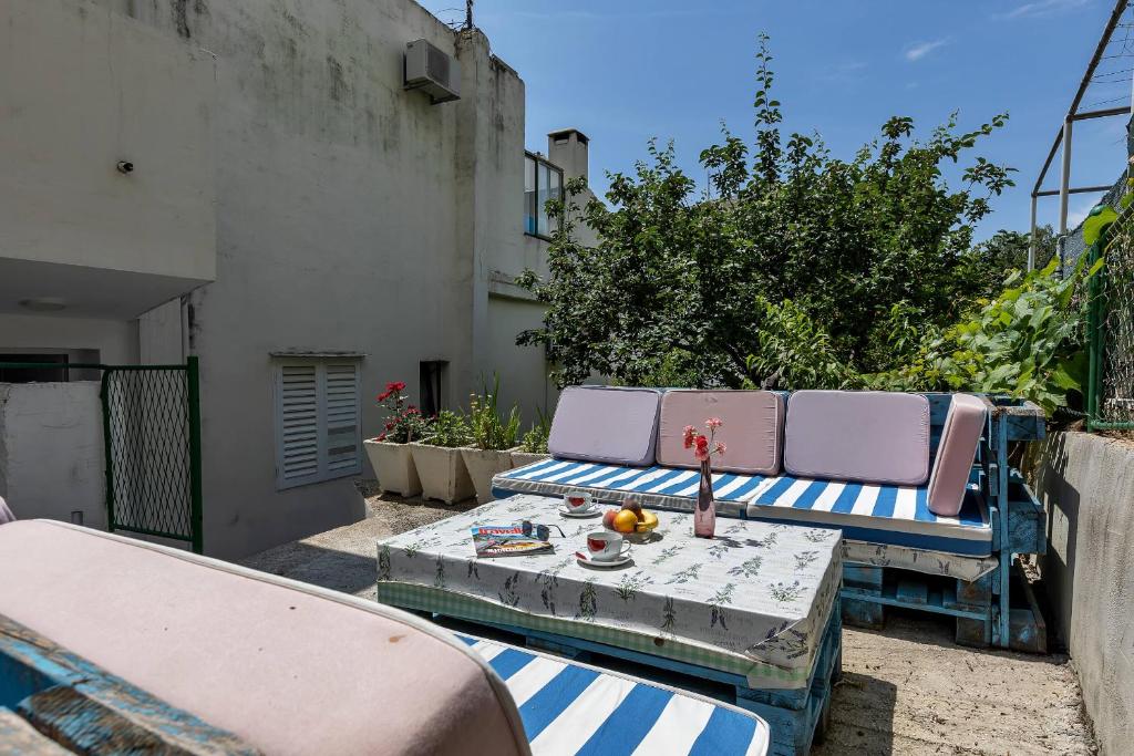 Posedenie v ubytovaní Sunny Garden Apartments Ana