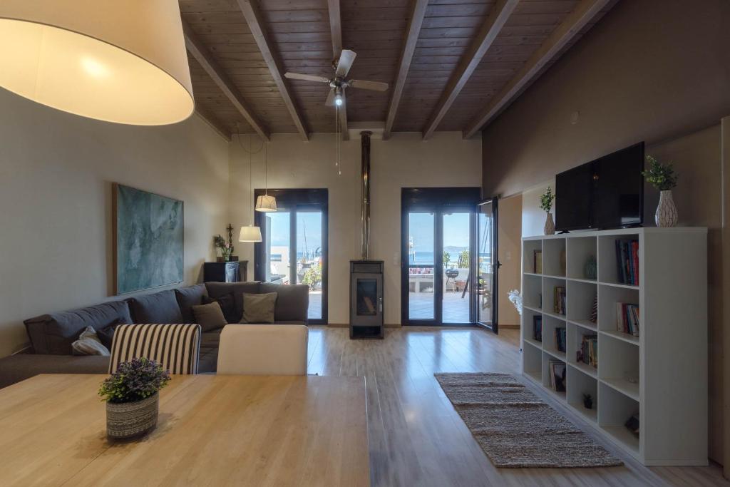een woonkamer met een bank en een tafel bij Marina View in Limenas