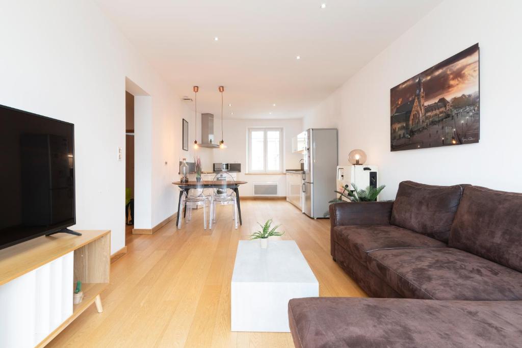 uma sala de estar com um sofá e uma mesa em La Terrasse Du Gibet em Montigny-lès-Metz