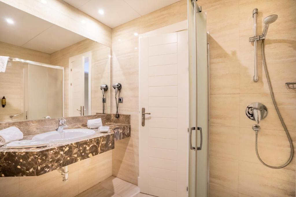 a bathroom with a sink and a shower at Hotel Spa Cádiz Plaza in Cádiz