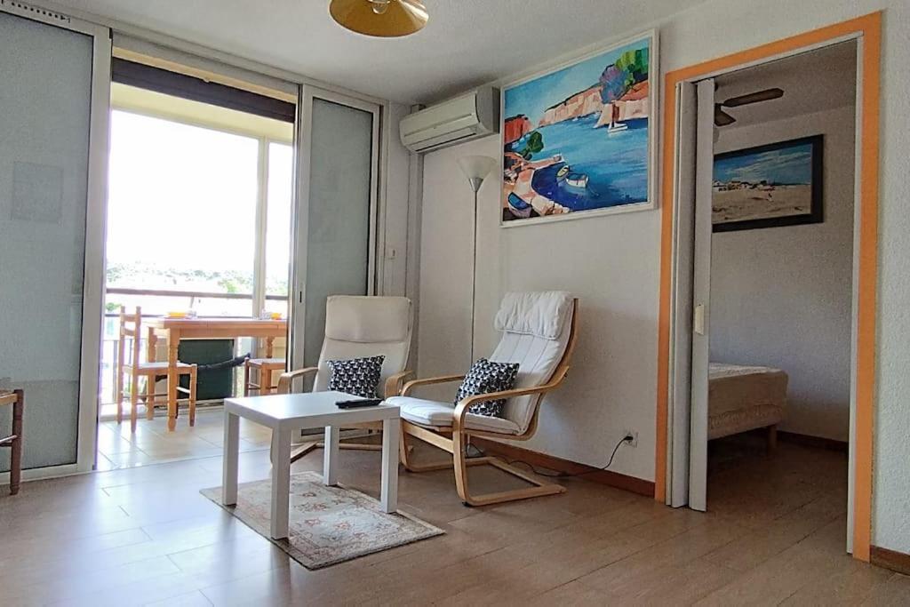 un salon avec deux chaises et une table dans l'établissement La Croisette, parking, proche plage, à La Seyne-sur-Mer