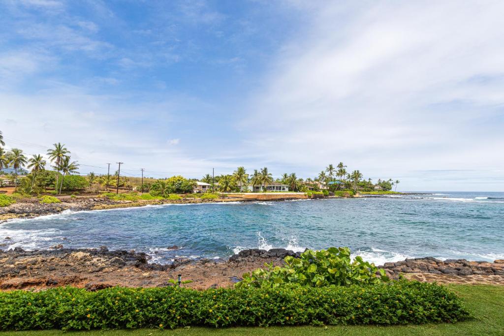 - une vue sur l'océan depuis la plage dans l'établissement Kuhio Shores 107, à Kukuiula