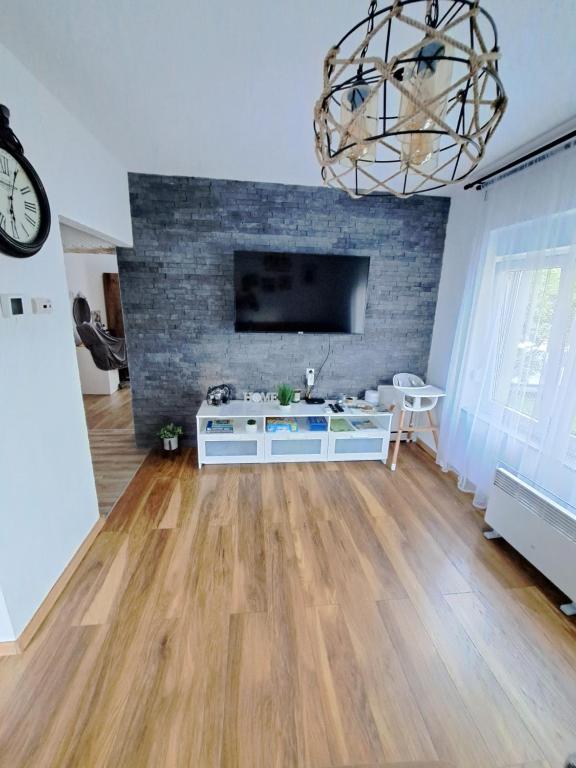 Televízia a/alebo spoločenská miestnosť v ubytovaní Apartman Twins Self Check in & Self Check Out