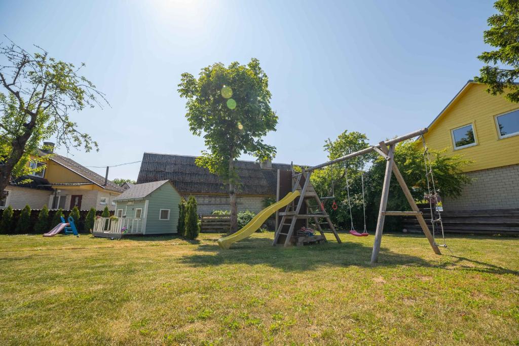 Herní místnost nebo prostor pro děti v ubytování Manni's house with garden & playground