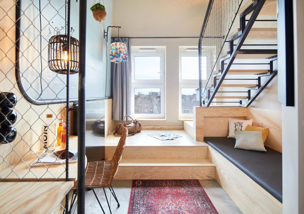 a room with a staircase with a bench and a table at Bretterbude Büsum in Büsum