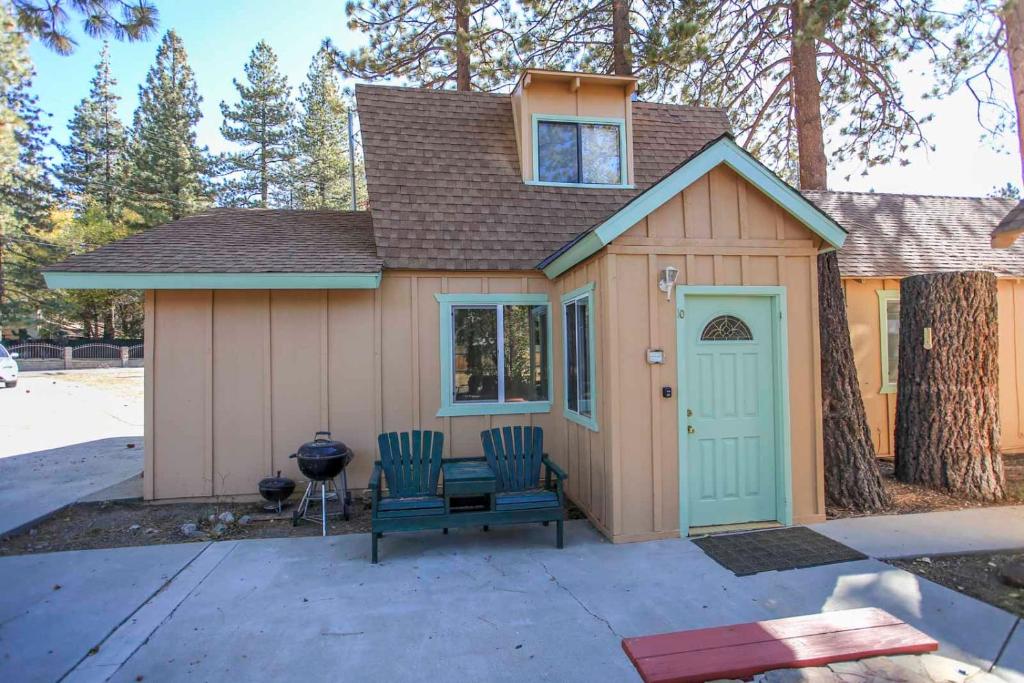 Fawnskin Lakeside Cabin Nice cozy duplex with mountain views with a