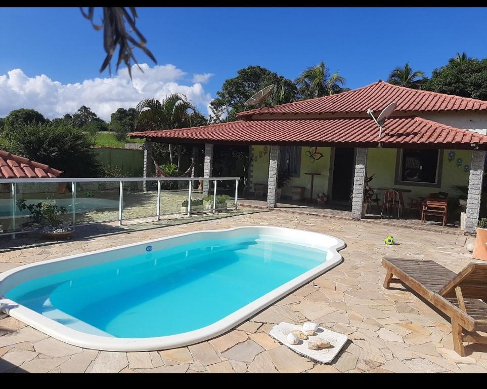 a large swimming pool in front of a house at Recanto do Sossego Saquarema in Saquarema