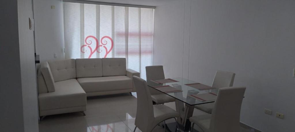a living room with a couch and a table at Perfecto Apartamento en el Mejor Sector in Cúcuta