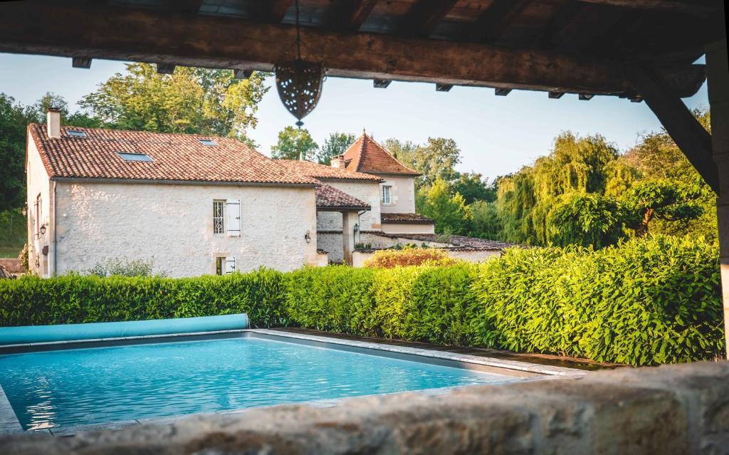 een zwembad voor een huis bij Domaine Jean-Got, proche de Saint Emilion in Lugaignac