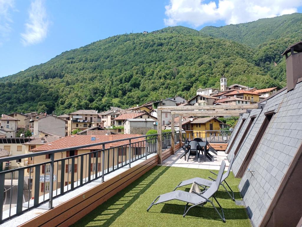 a balcony with a view of a mountain at Savoia Terrace with Mountain View in Taceno