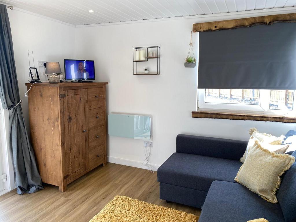 TV a/nebo společenská místnost v ubytování Devon River Glamping Pods