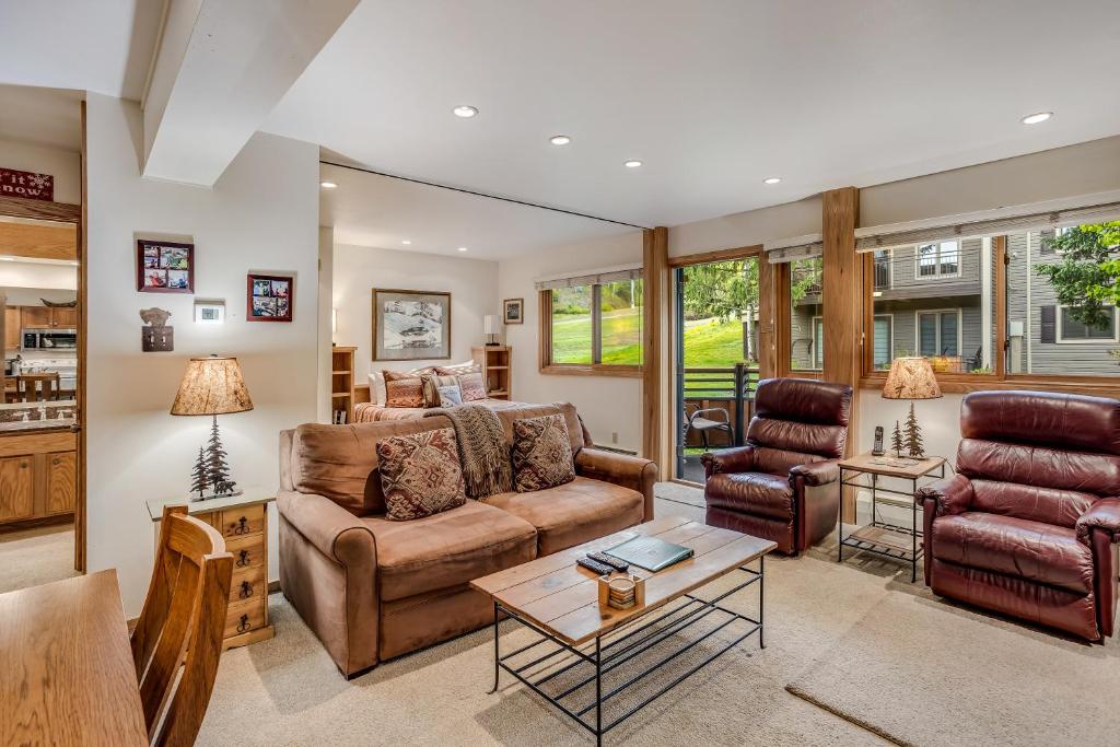 uma sala de estar com um sofá e uma mesa em Laurelwood Condominiums 408 em Snowmass Village