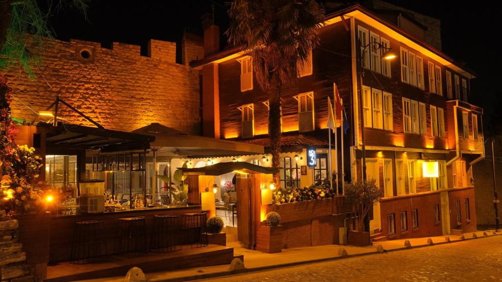 ein Gebäude mit einer Bar in der Nacht davor in der Unterkunft Ishak Pasa Palace by Signature Hotels in Istanbul