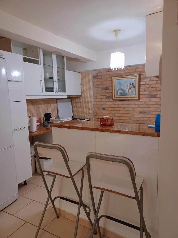 Kuchyňa alebo kuchynka v ubytovaní Varkiza Seaside Apts