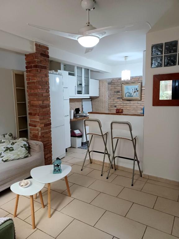 Kuchyňa alebo kuchynka v ubytovaní Varkiza Seaside Apts