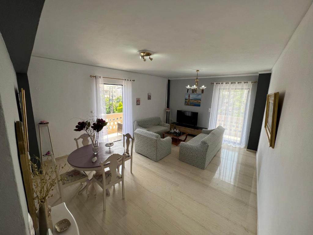 Posedenie v ubytovaní ''Armens luxury home'' 3 minutes from the beach by foot