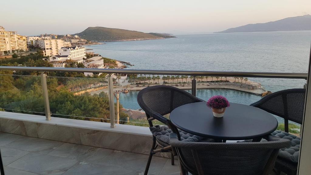 een tafel op een balkon met uitzicht op de oceaan bij Saranda sea view apartment in Sarandë