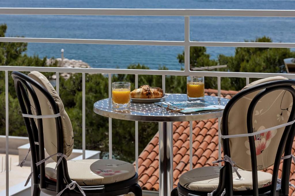 Balkón nebo terasa v ubytování Beachfront Rooms Ana