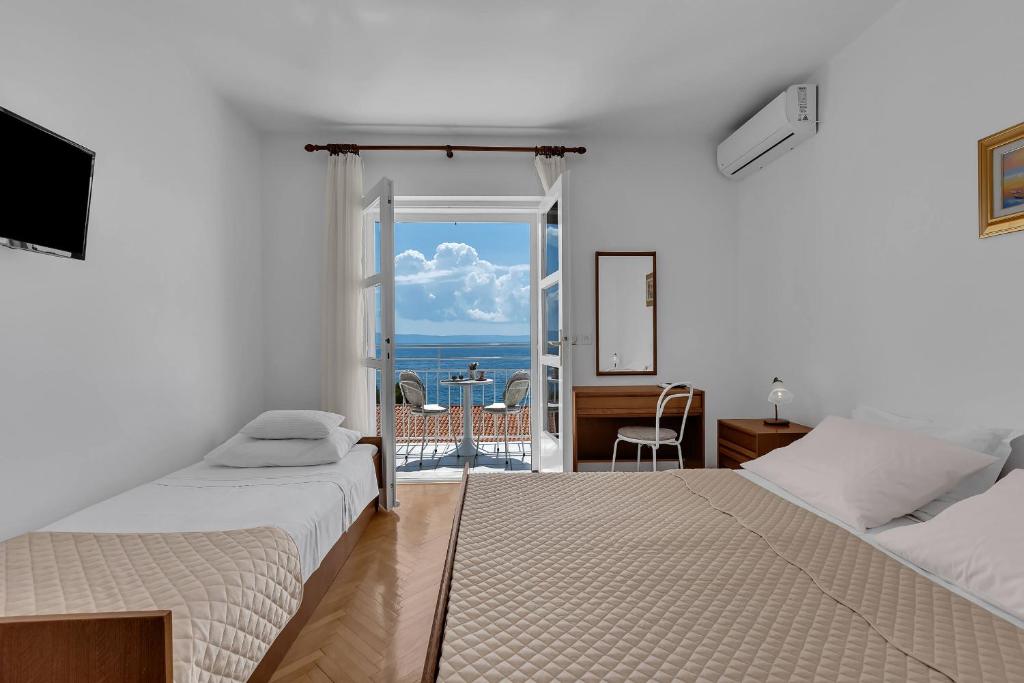 Postel nebo postele na pokoji v ubytování Beachfront Rooms Ana