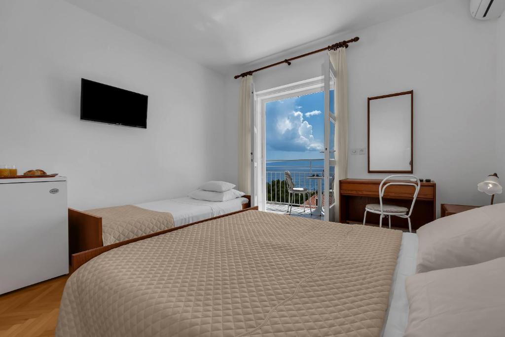Postel nebo postele na pokoji v ubytování Beachfront Rooms Ana