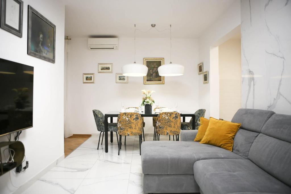 sala de estar con sofá y mesa de comedor en New & Luxury apartment Tony en Split