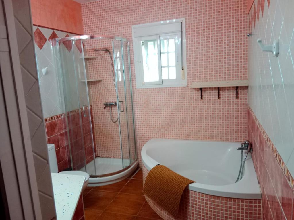 łazienka z prysznicem, wanną i umywalką w obiekcie Chalet Villa Terry w mieście Chiclana de la Frontera