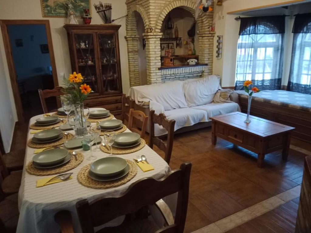 salon ze stołem i kanapą w obiekcie Chalet Villa Terry w mieście Chiclana de la Frontera