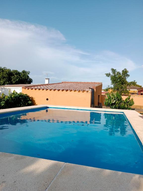 basen przed domem w obiekcie Chalet Villa Terry w mieście Chiclana de la Frontera