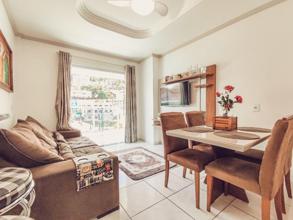 - un salon avec un canapé et une table dans l'établissement Hospedagem Stein - Apartamento 201, à Domingos Martins
